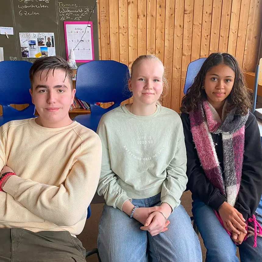 Danilo, Elisabeth und Fiona sitzen nebeneinander im Klassenzimmer der Paul-Hey-Mittelschule Gauting