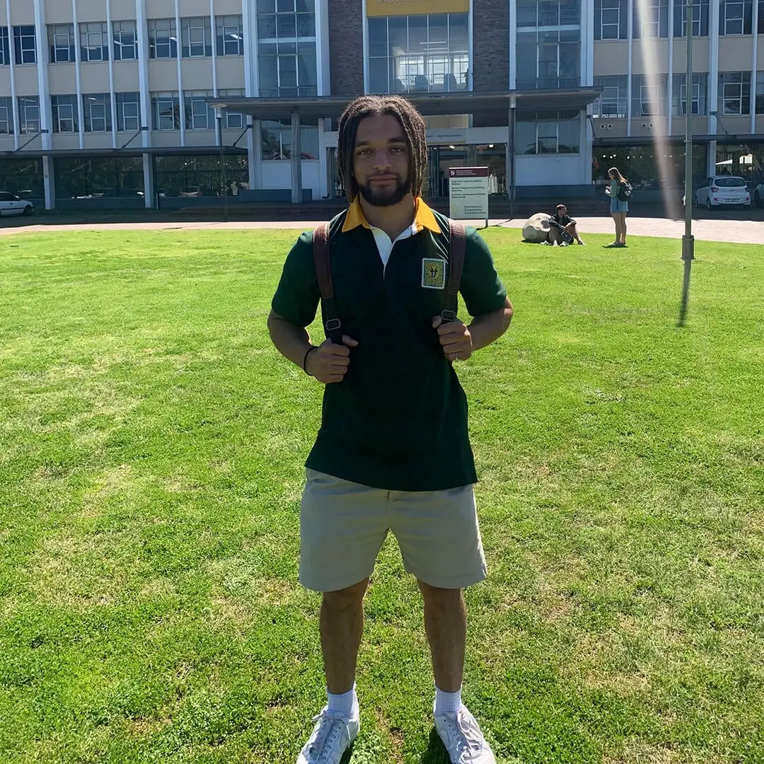 William in Südafrika Student William auf einer Wiese vor der Universität Stellenbosch in Südafrika