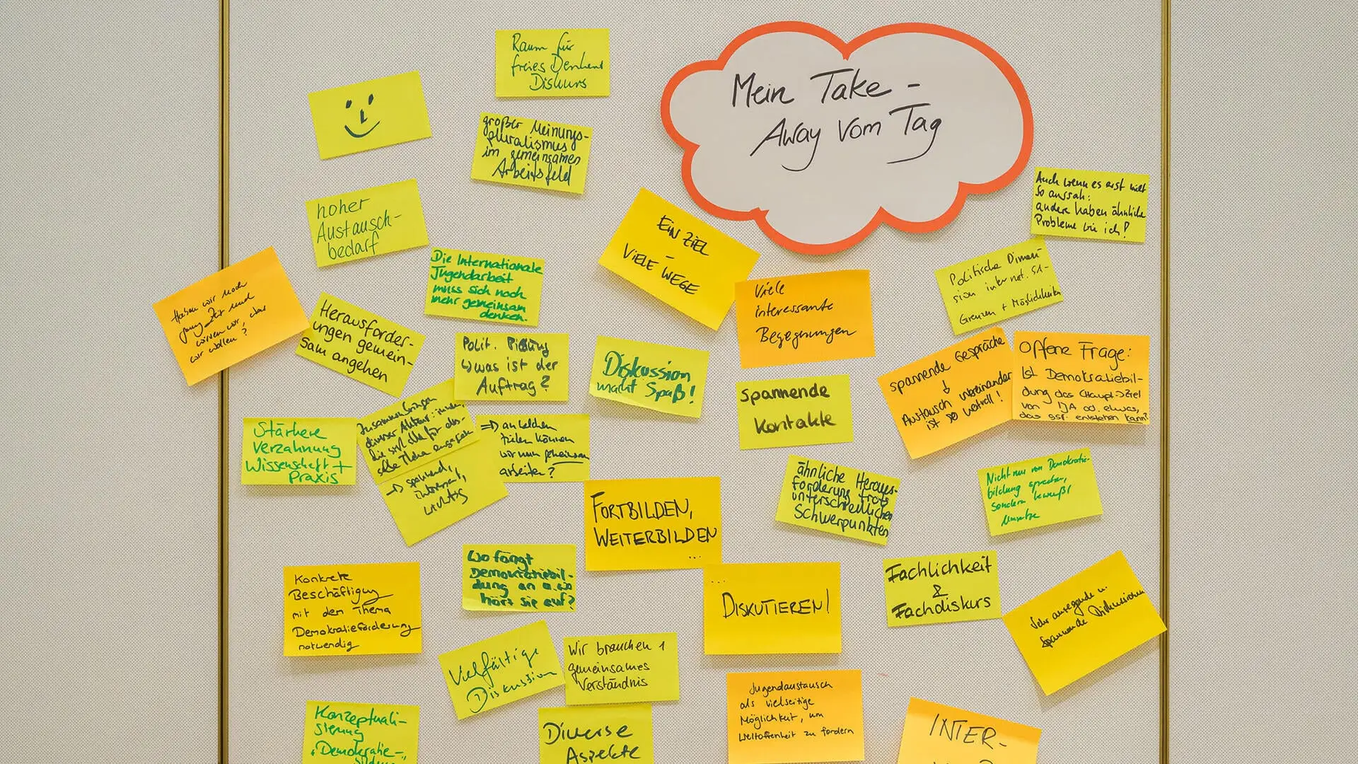 Post-its der Teilnehmenden, in denen sie ihr Take-Away vom ersten Tag festgehalten haben