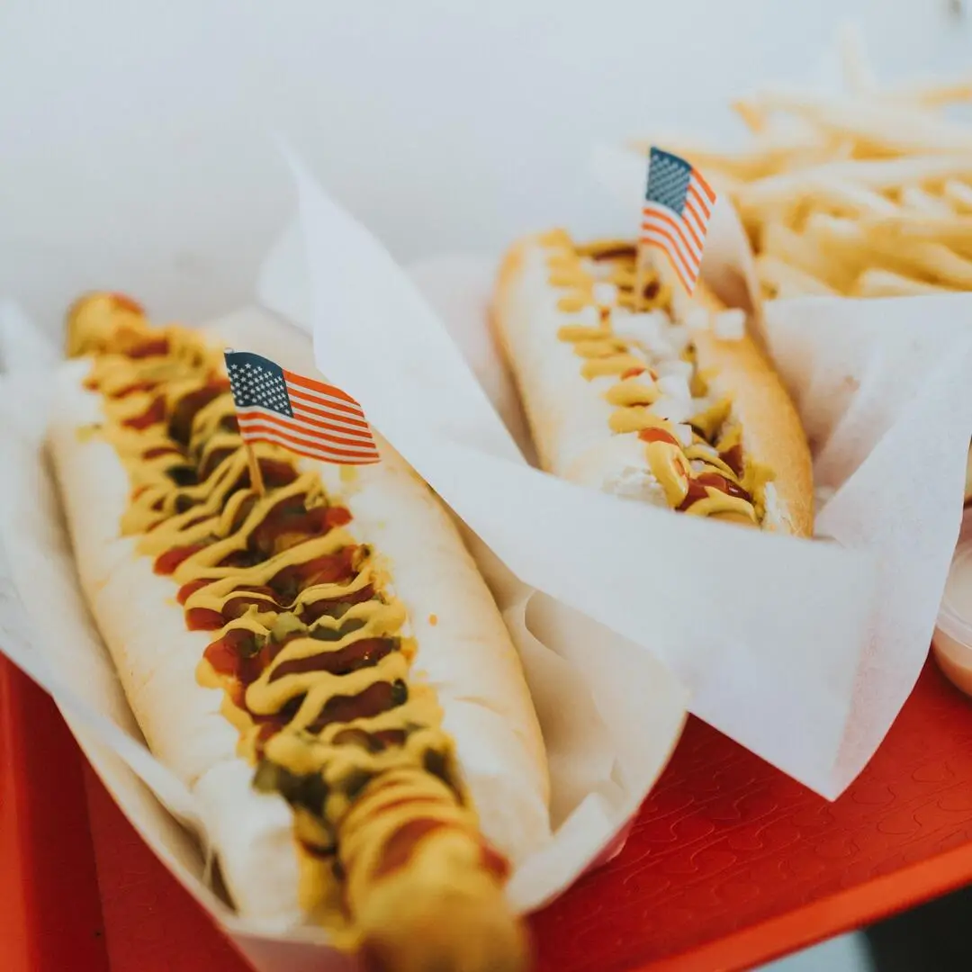 Hot Dogs auf einem Tablett Nahaufnahme von zwei Hotdogs auf einem Tablett
