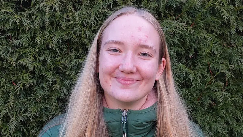 Portrait der tschechischen Gastschülerin Magdaléna vor einer Tanne