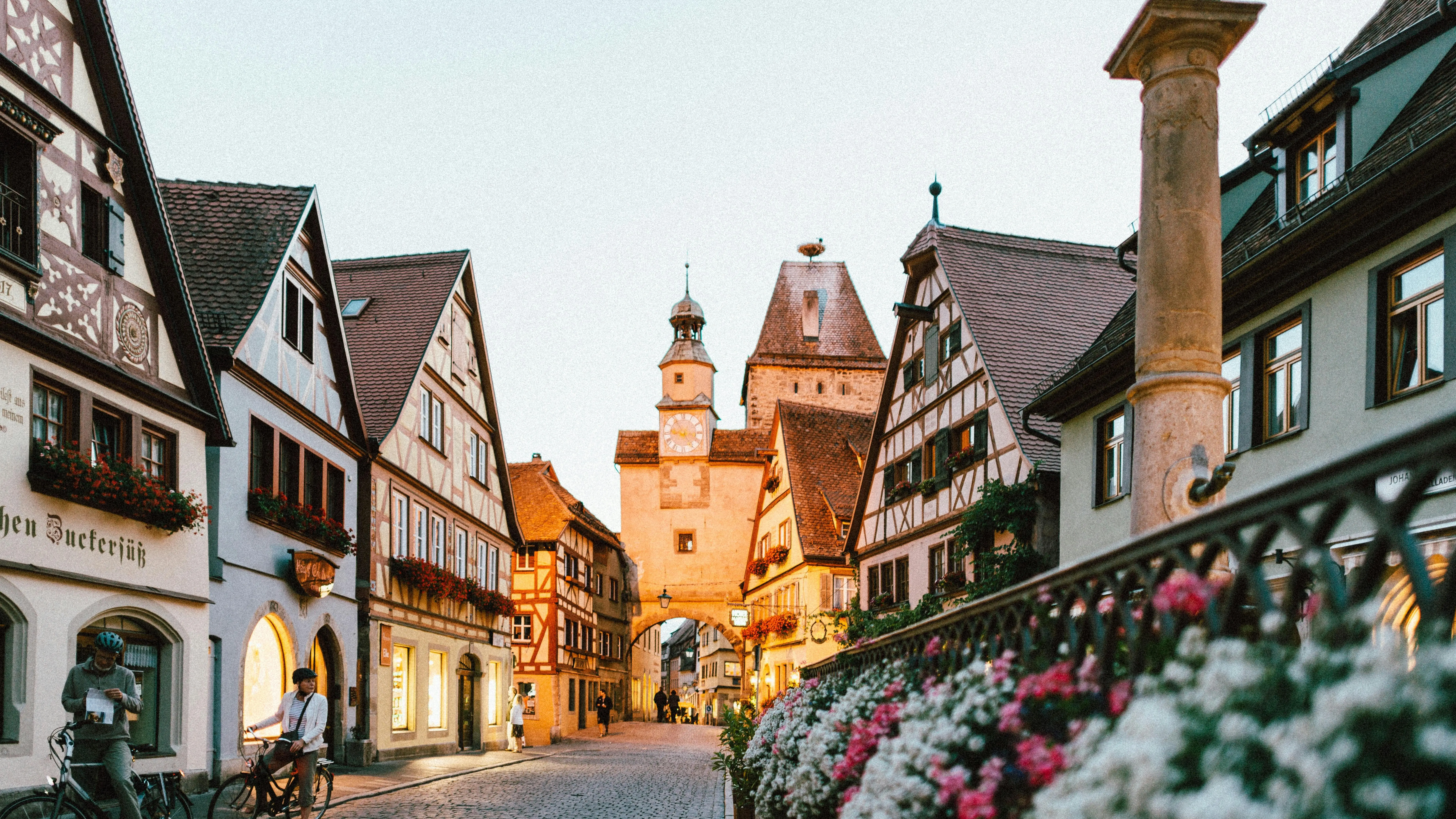 Marktplatz mit Blumen vor Fachwerkhaeusern und Turm