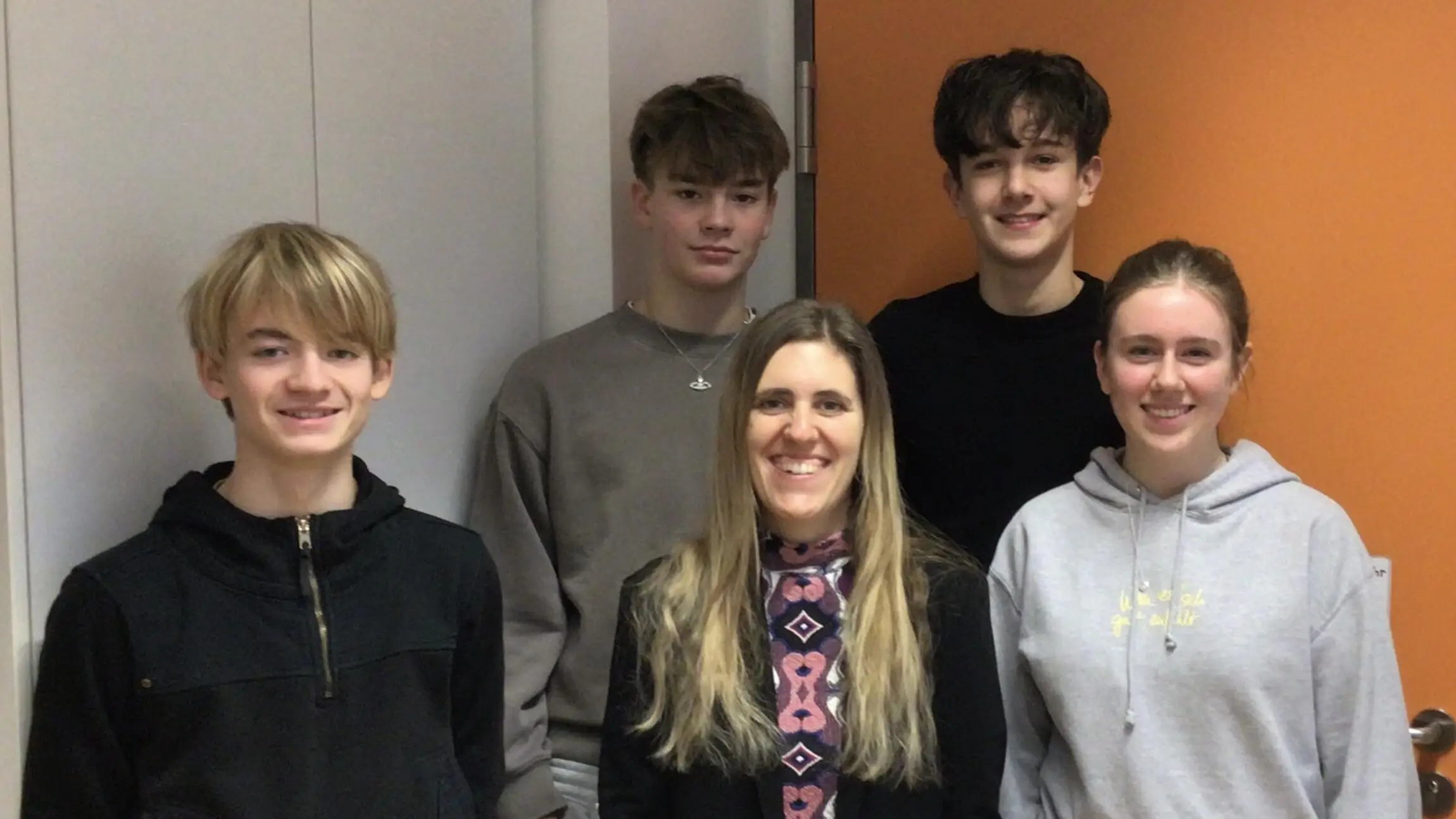 Die Schüler Seraphina, Lasse, Noah, und Benno mit Französischelehrerin Magdalena Stemplinger.