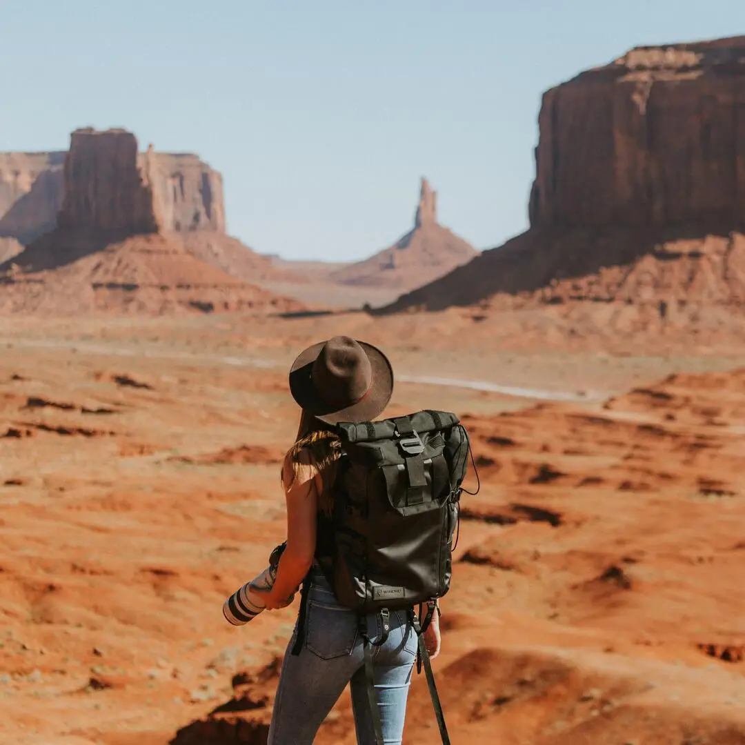Frau im Grand Canyon Eine Frau mit Rucksack steht im Grand Canyon
