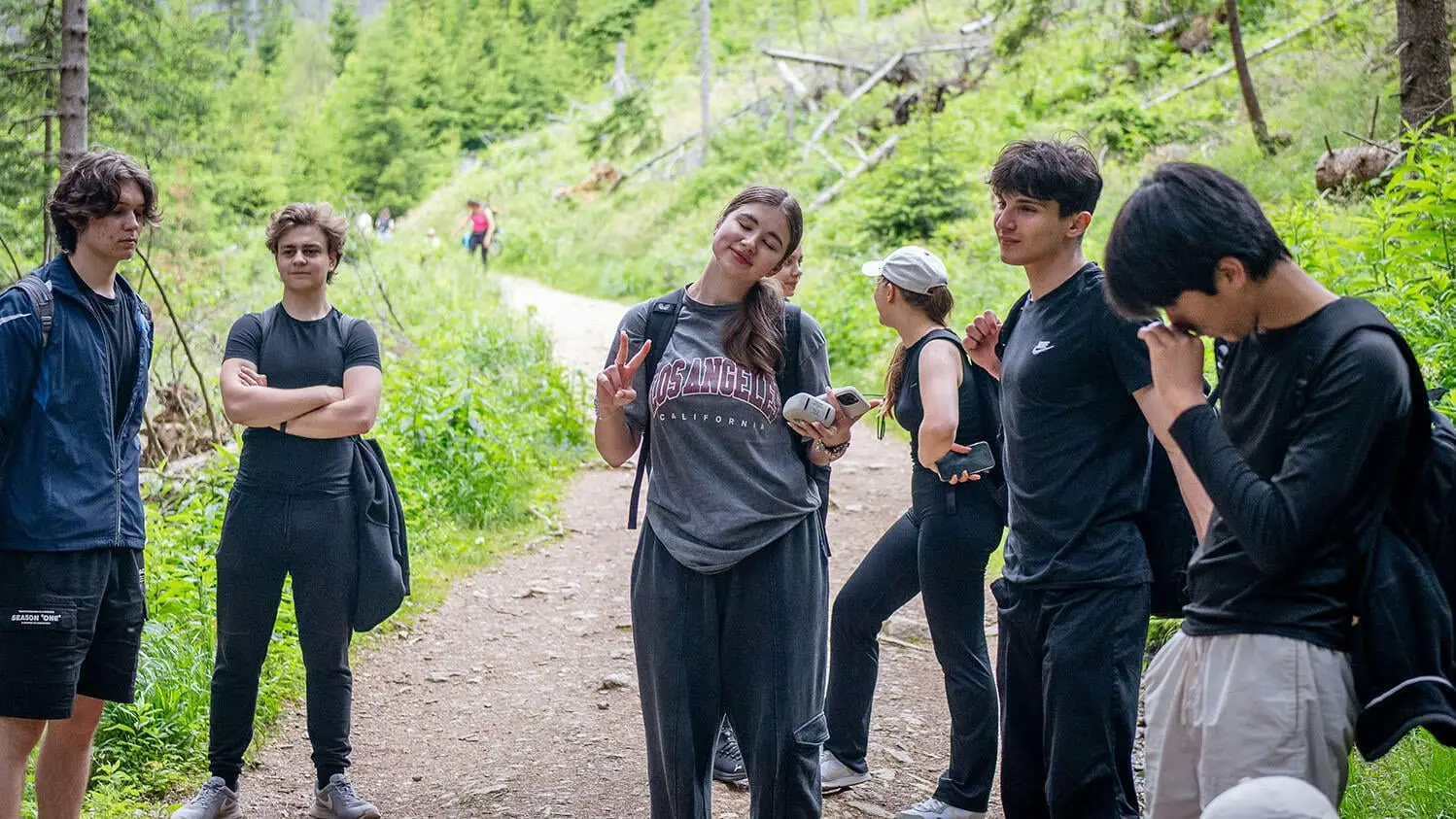 Jugendliche Freundesgruppe auf einem Waldweg