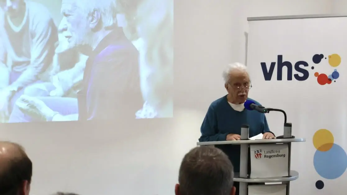 Ernst Grube bei der Ausstellungseröffnug in Neutraubling.