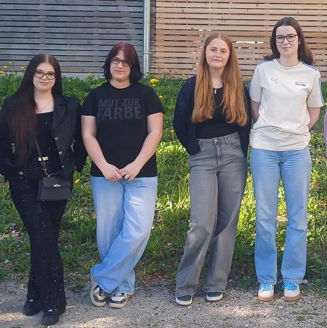 Die Schülerinnen Vanessa, Vera, Maria und Sarah haben zum ersten Mal an einem Schüleraustausch teilgenommen. Die Schülerinnen Vanessa, Vera, Maria und Sarah haben zum ersten Mal an einem Schüleraustausch teilgenommen.