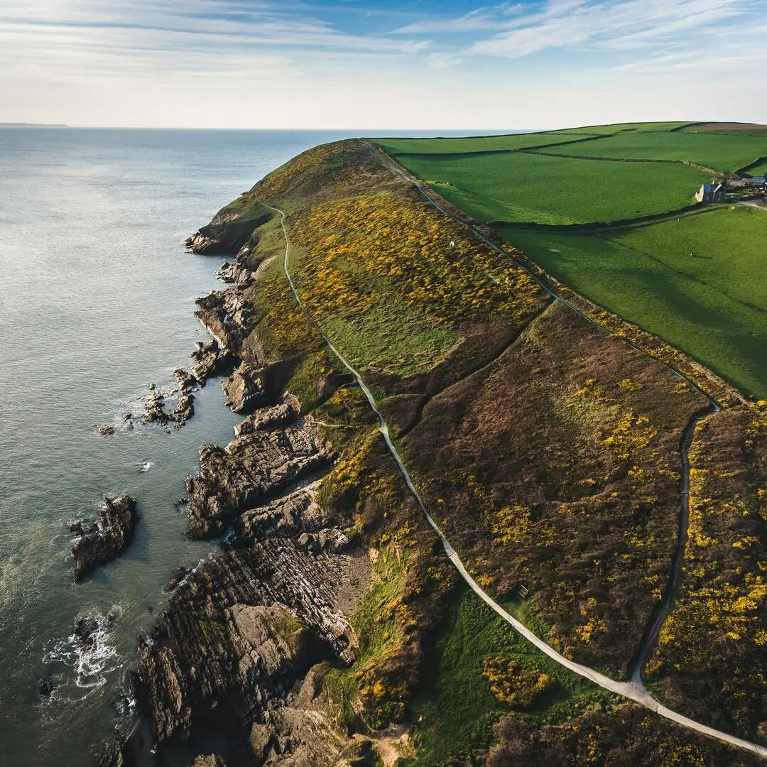 Britische Steilküste Luftaufnahme einer Klippe an der britischen Steilküste