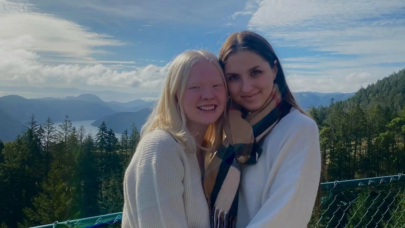 Die Schülerinnen Mareike und Lilja bei ihrem Schüleraustausch in Kanada.