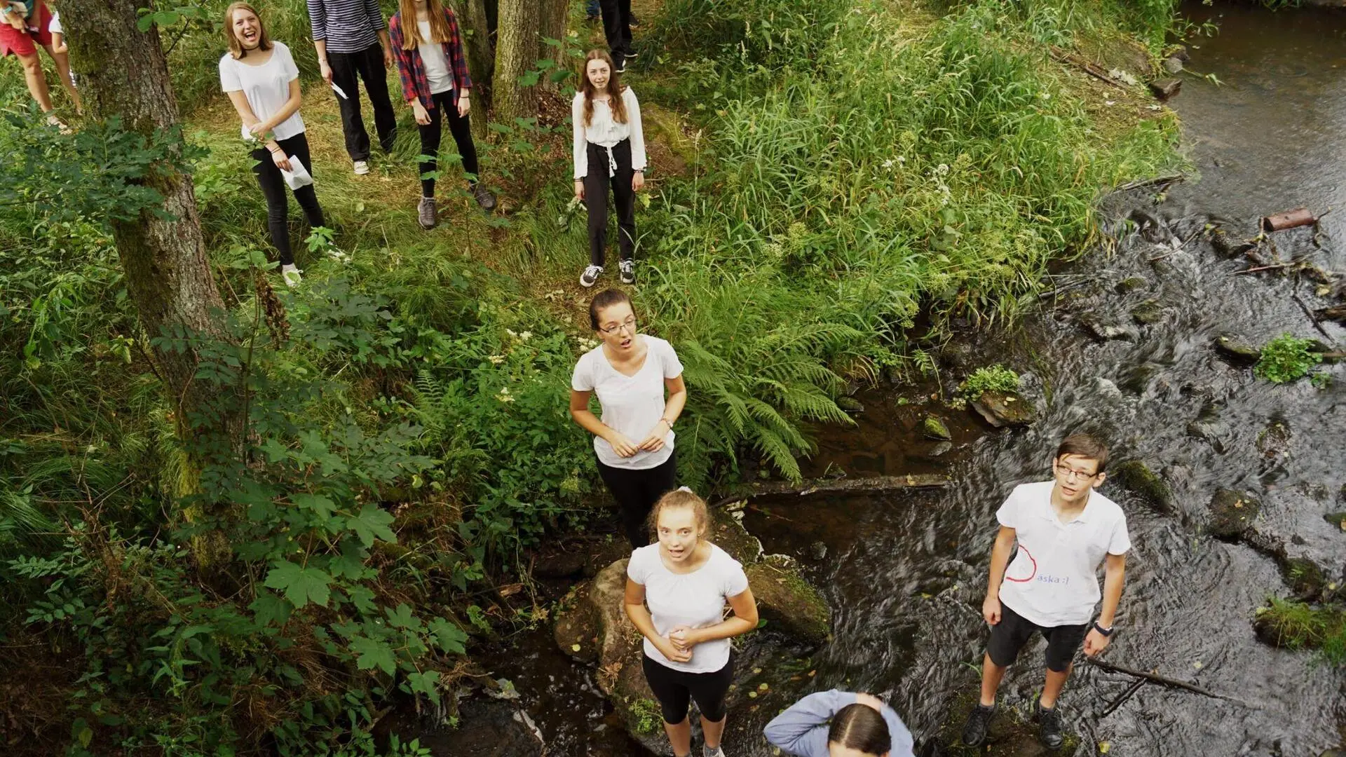 Deutsch-tschechisches-Theaterprojekt-in-Regensburg Jugendliche in der Natur von oben fotografiert