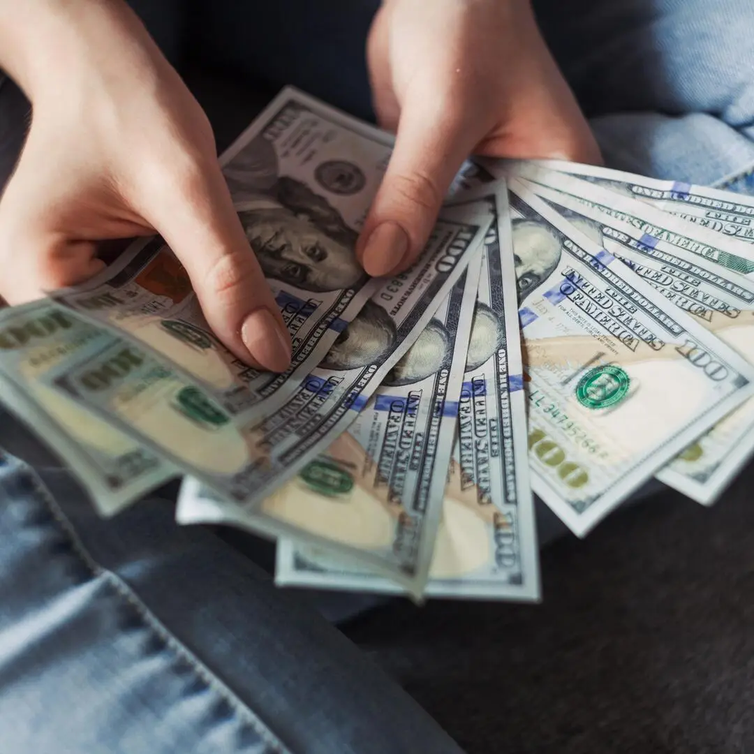 Dollarscheine Eine Hand hält mehrere Dollarscheine