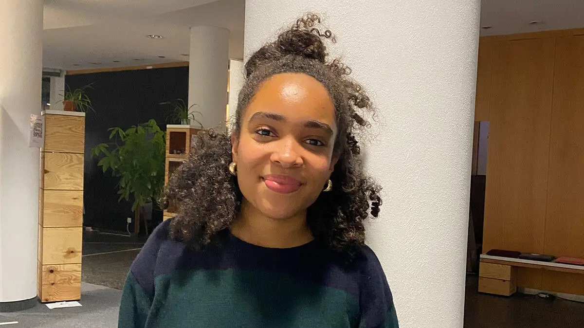 Foto von Lavinia stehend im Flur