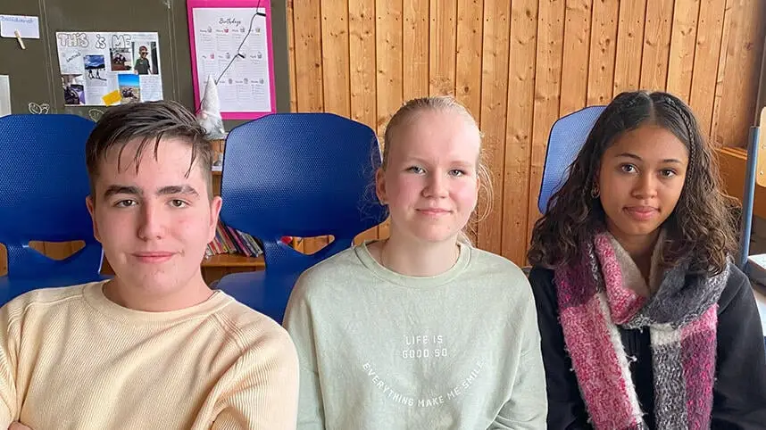 Danilo, Elisabeth und Fiona sitzen nebeneinander im Klassenzimmer der Paul-Hey-Mittelschule Gauting