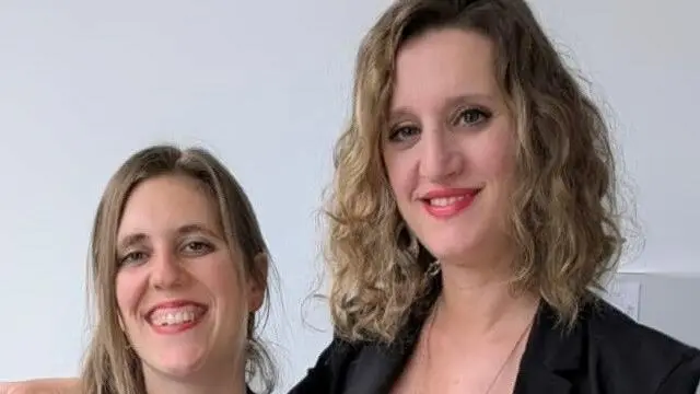Die beiden Lehrkräfte Magdalena Stemplinger und Kathleen Dupuy-Roudel im Partneroutfit am Abschiedsabend.