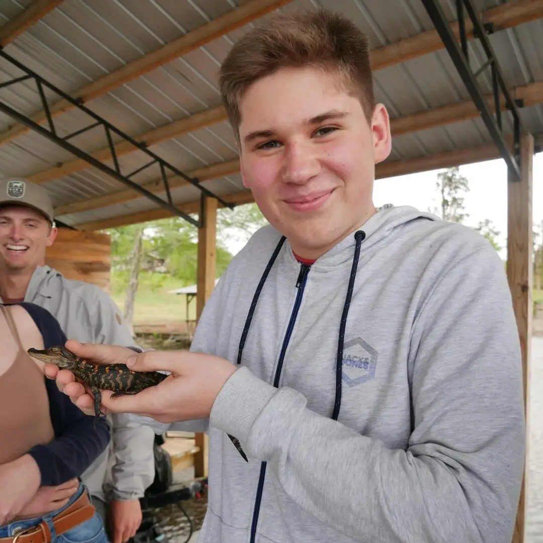 Florian in den USA Austausch-Schüler Florian hält einen kleinen Alligator in der Hand
