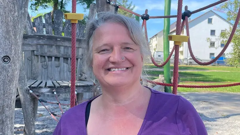 Sozialarbeiterin Tanja Kämmerle steht vor einem Spielplatz