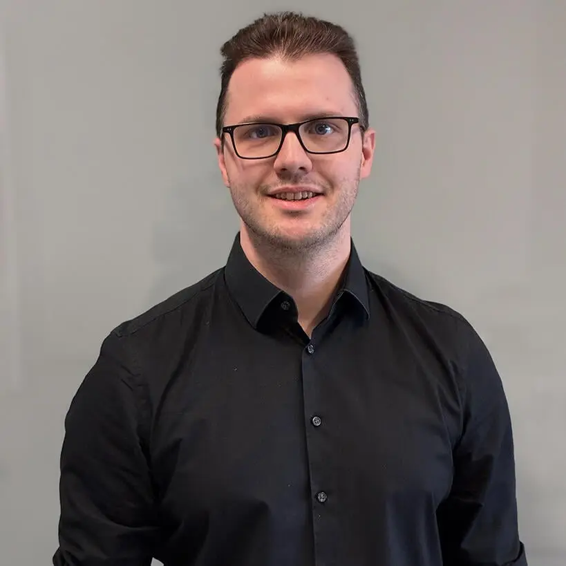 Portraitfoto von Andreas Schreiner, Ausbilder Mechatronik bei N-ERGIE, mit grauem Hintergrund