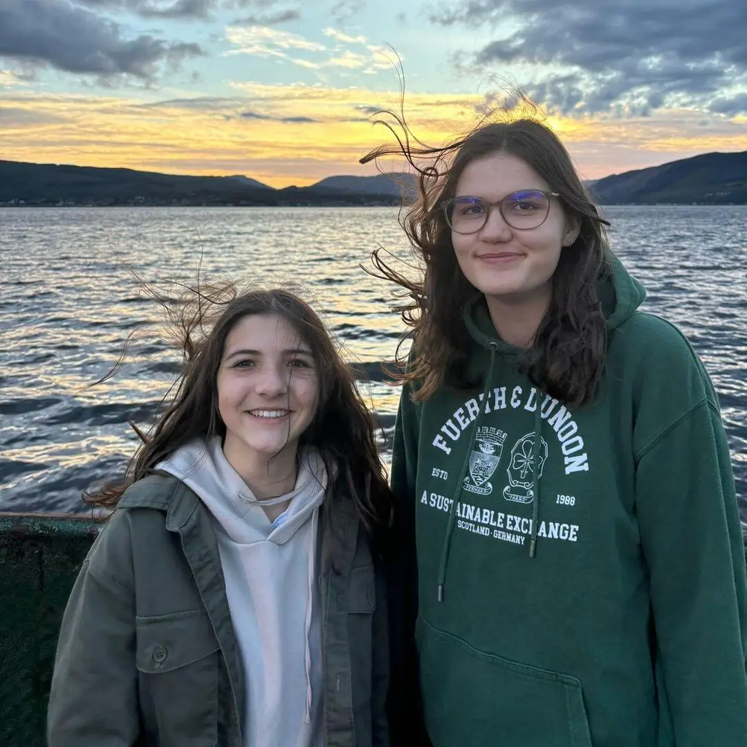 Emilia und Johanna in Schottland Zwei-Mädchen-vor-einem-See-in-Schottland