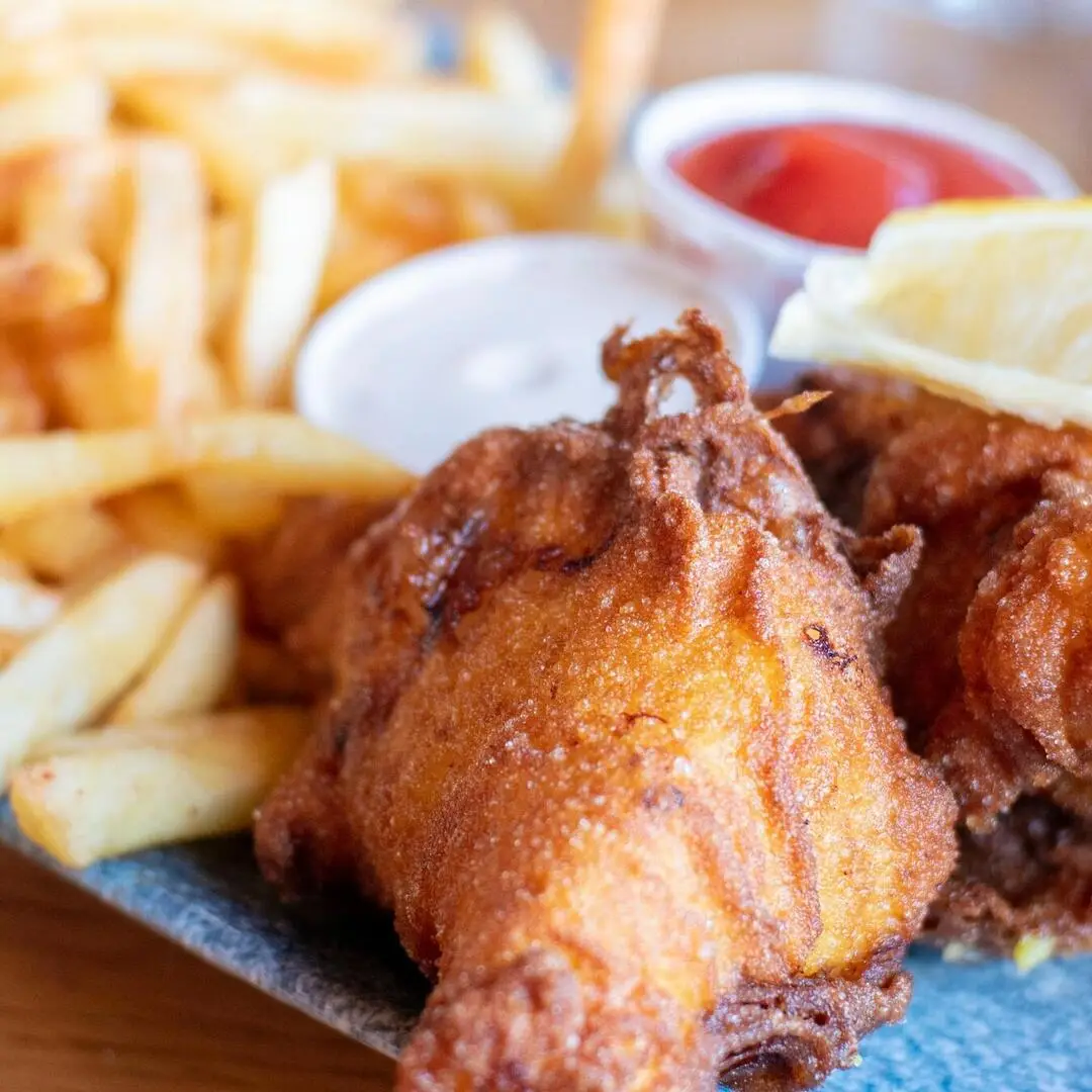 Hähnchen und Pommes frites Gebratenes Hähnchen mit Pommes frites und Soßen