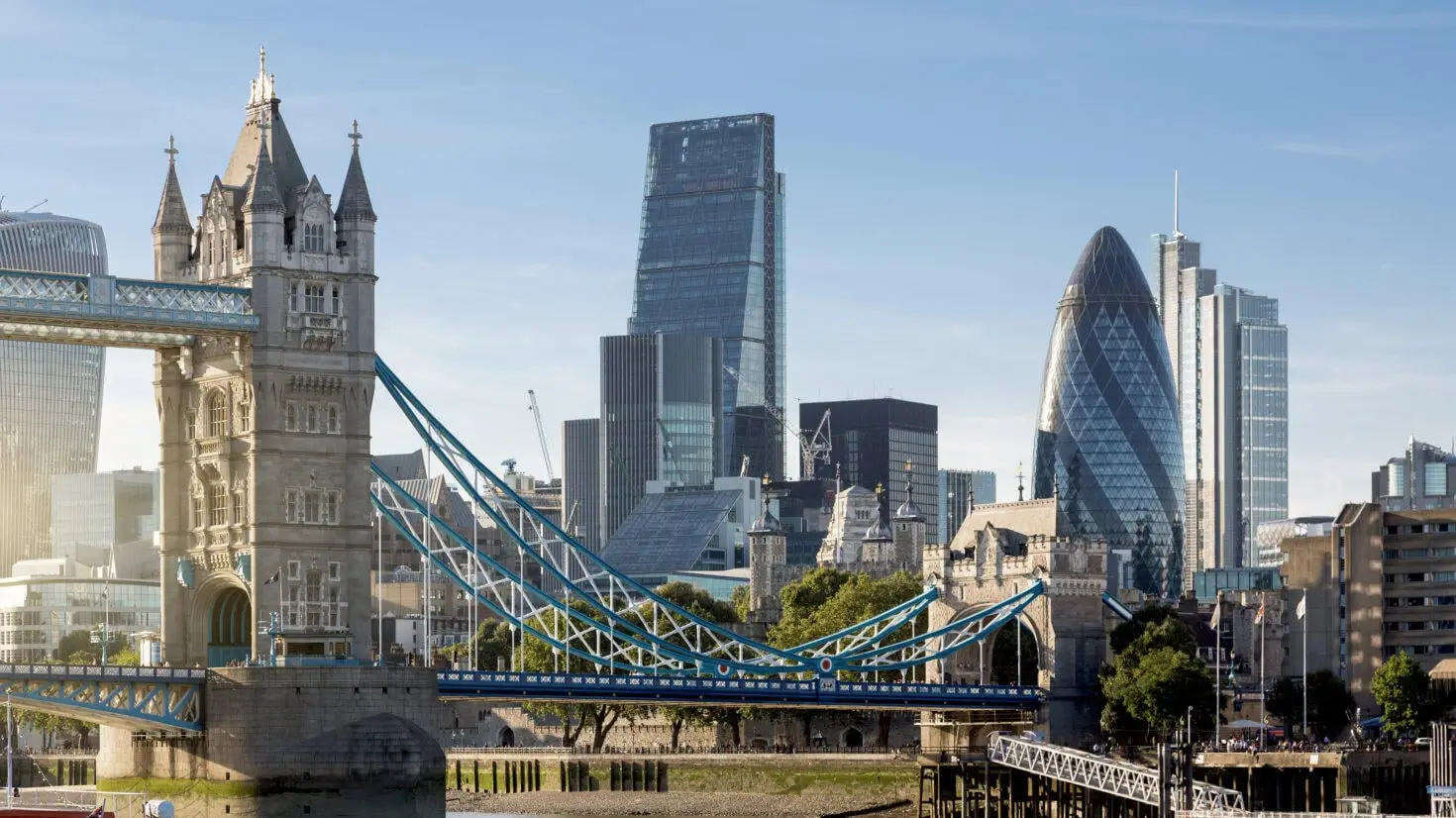 Blick auf London Blick auf den Finanzdistrikt von London und die Tower Bridge